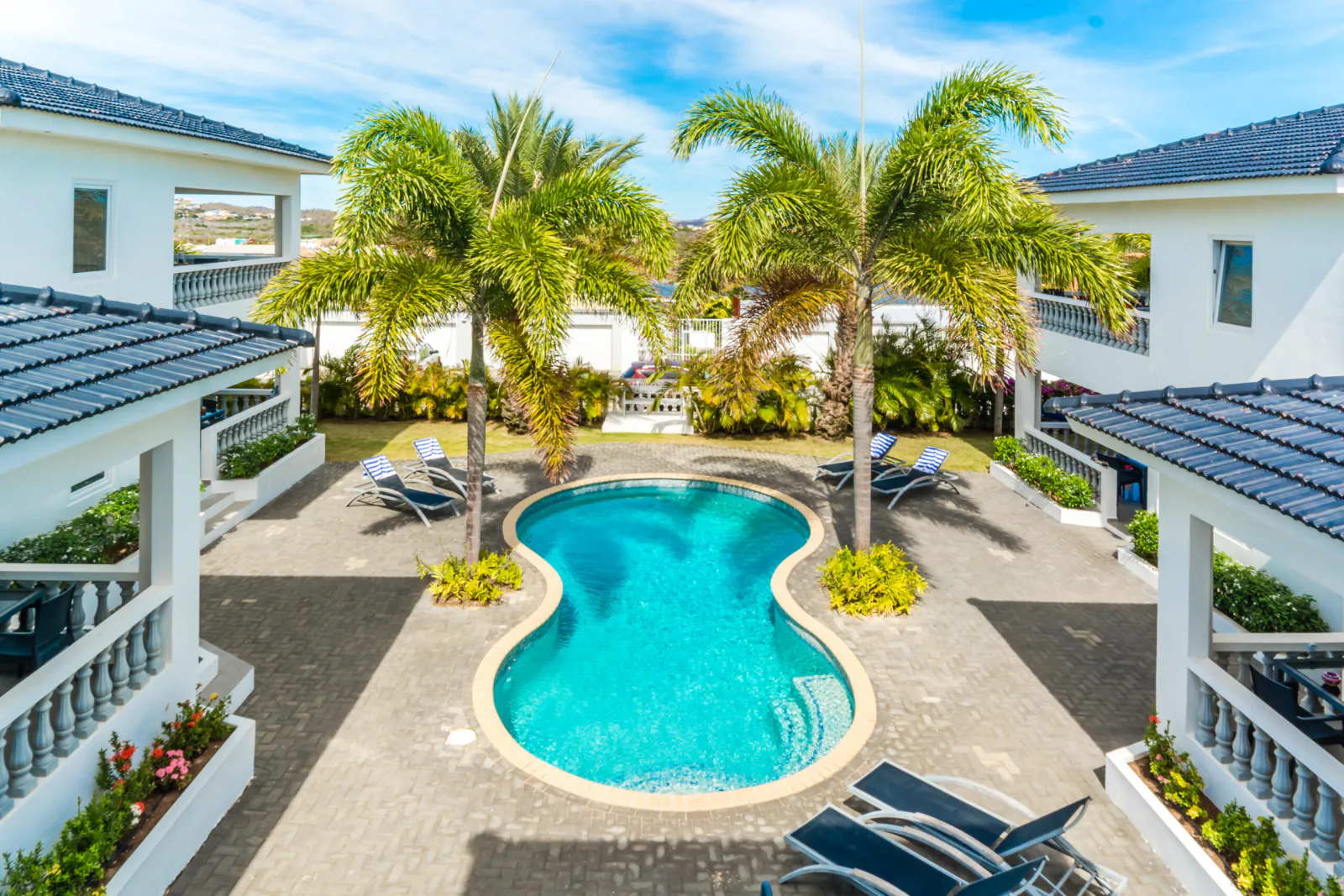 Palm Crest Curaçao met het zwembad tussen de appartementen