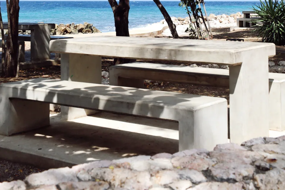Een terras aan de kust van Curaçao