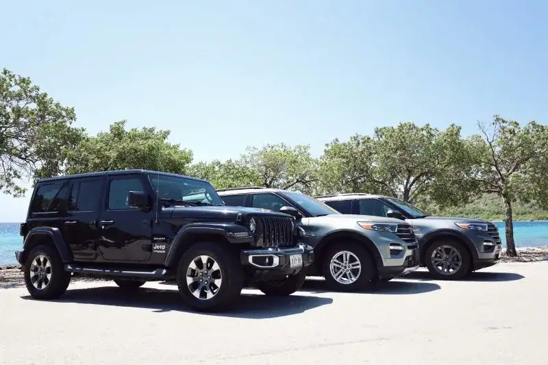 Jeep Wrangler en Ford Explorers uit het wagenpark van Palm Crest Curaçao