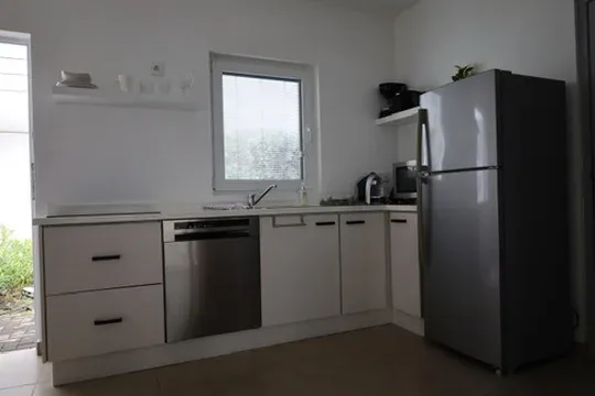 De vernieuwde lichte keuken van een Palm Crest-appartement