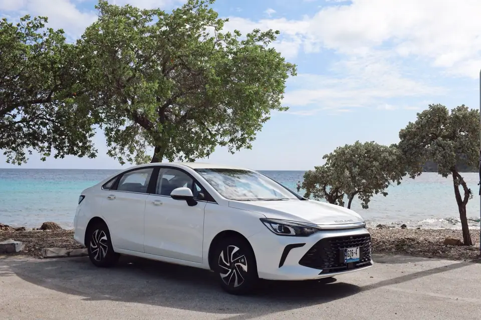 Witte sedan uit de Sedan Plus-klasse van Palm Crest Curaçao