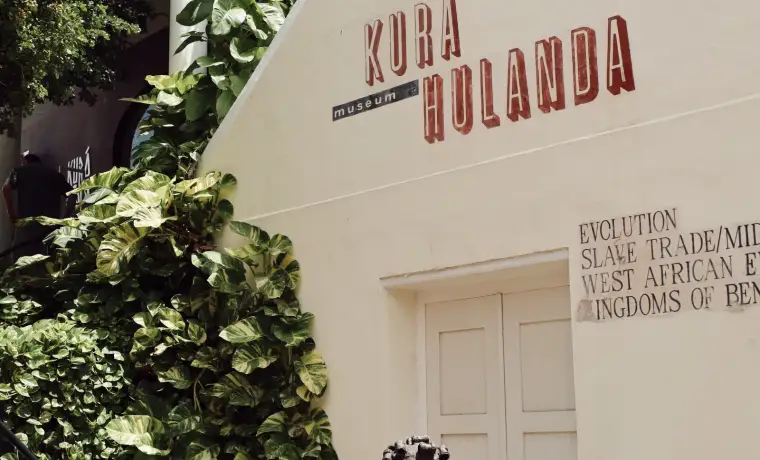 Kleurrijke straat in Kura Hulanda op Curaçao