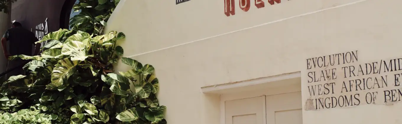 Kleurrijke straat in Kura Hulanda op Curaçao