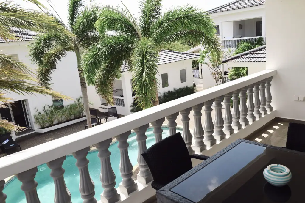 Balkon met uitzicht op het zwembad