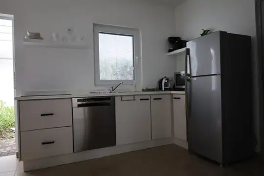 Vernieuwde lichte keuken met koelkast